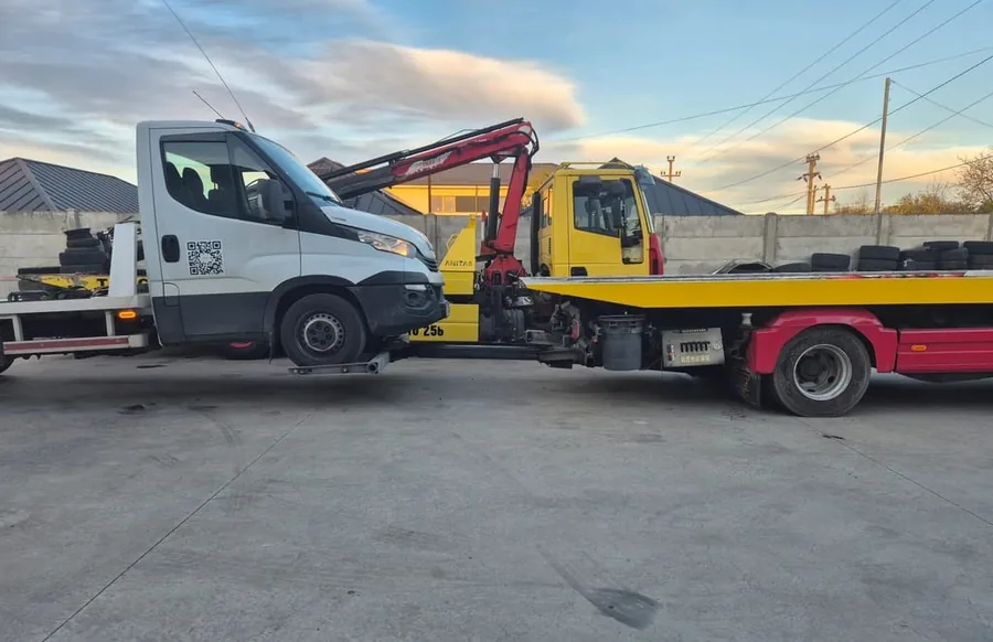 Dubă transportată pe platformă